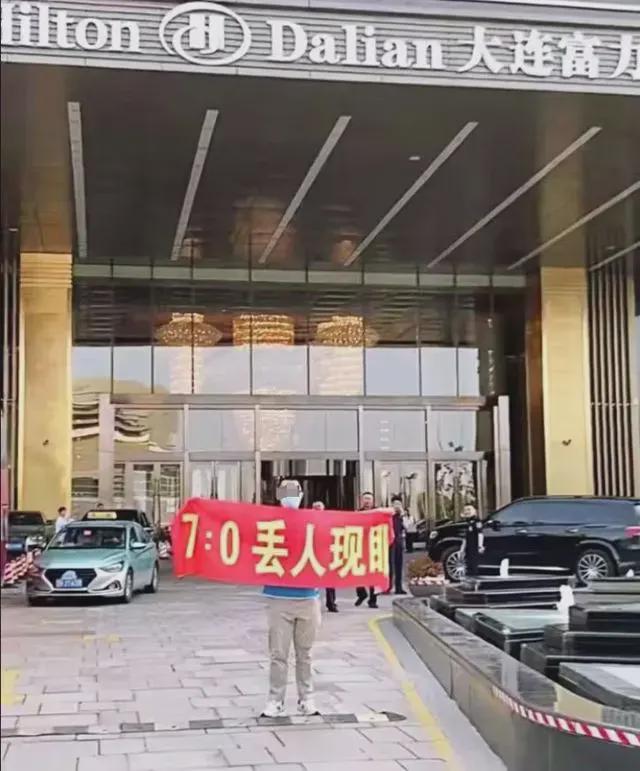 啪啪打脸！国足出征说从简结果住豪华酒店足协还考虑为其包机(图11)